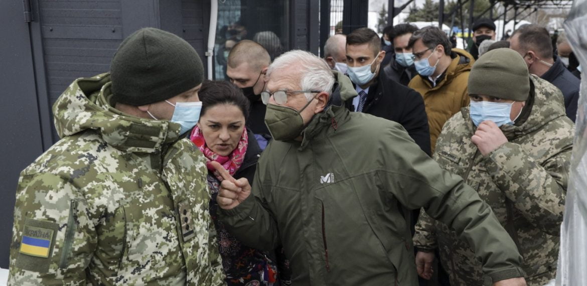 Head of EU diplomacy visits frontline and promises “full support” for Kiev
