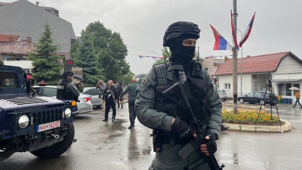 Serbian army to remain at high alert near Kosovo border